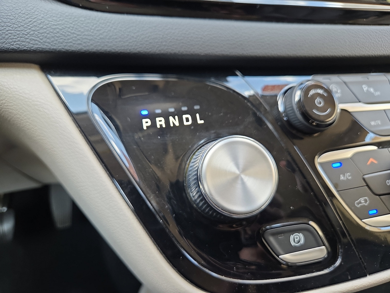 Used 2023 Chrysler Pacifica Touring-L FWD image 15
