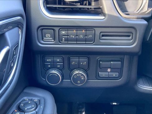 Used 2021 Chevrolet Suburban LT w/ LT Signature Package image 32