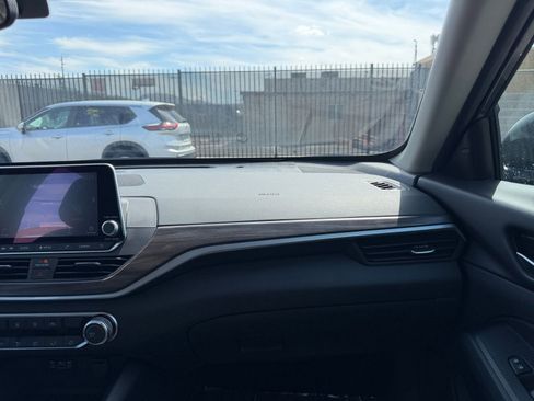 Used 2025 Nissan Altima 2.5 SV FWD image 35