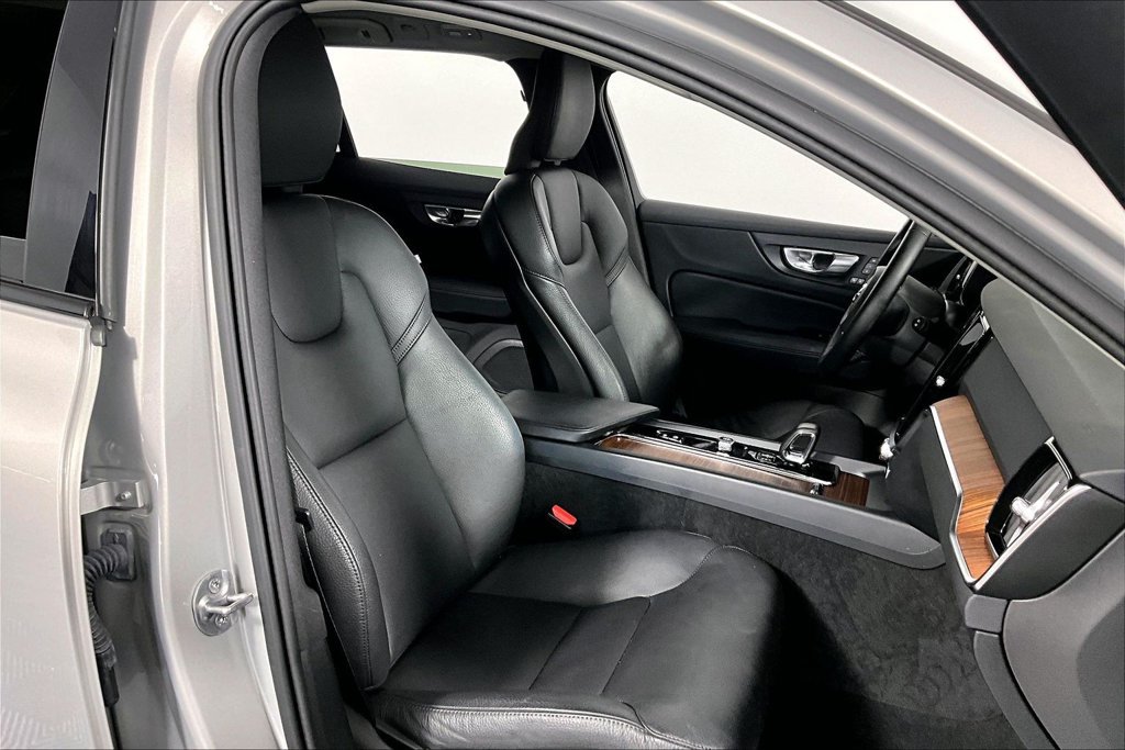 Used 2025 Volvo V60 B5 Cross Country Plus AWD/4WD image 7