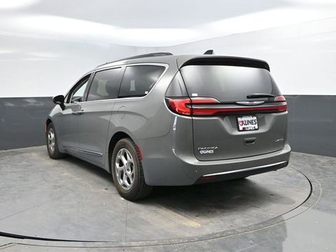Used 2023 Chrysler Pacifica Limited FWD image 12