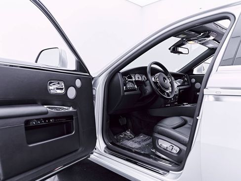Used 2015 Rolls-Royce Ghost RWD image 46