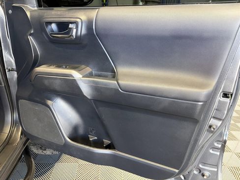 Used 2018 Toyota Tacoma TRD Off-Road w/ Technology Package image 22