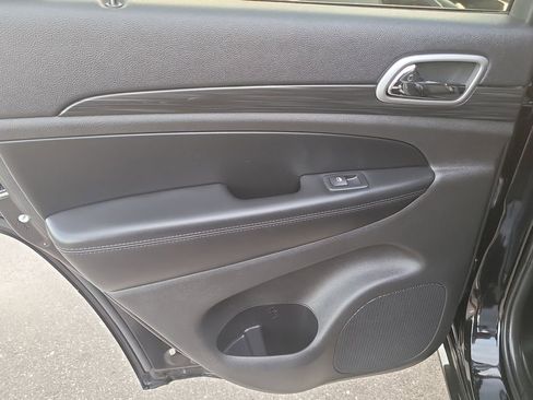 Used 2019 Jeep Grand Cherokee Altitude image 9