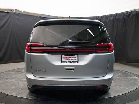 Used 2024 Chrysler Pacifica Touring-L image 11