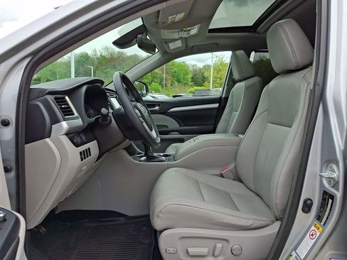 Used 2018 Toyota Highlander XLE AWD/4WD image 18