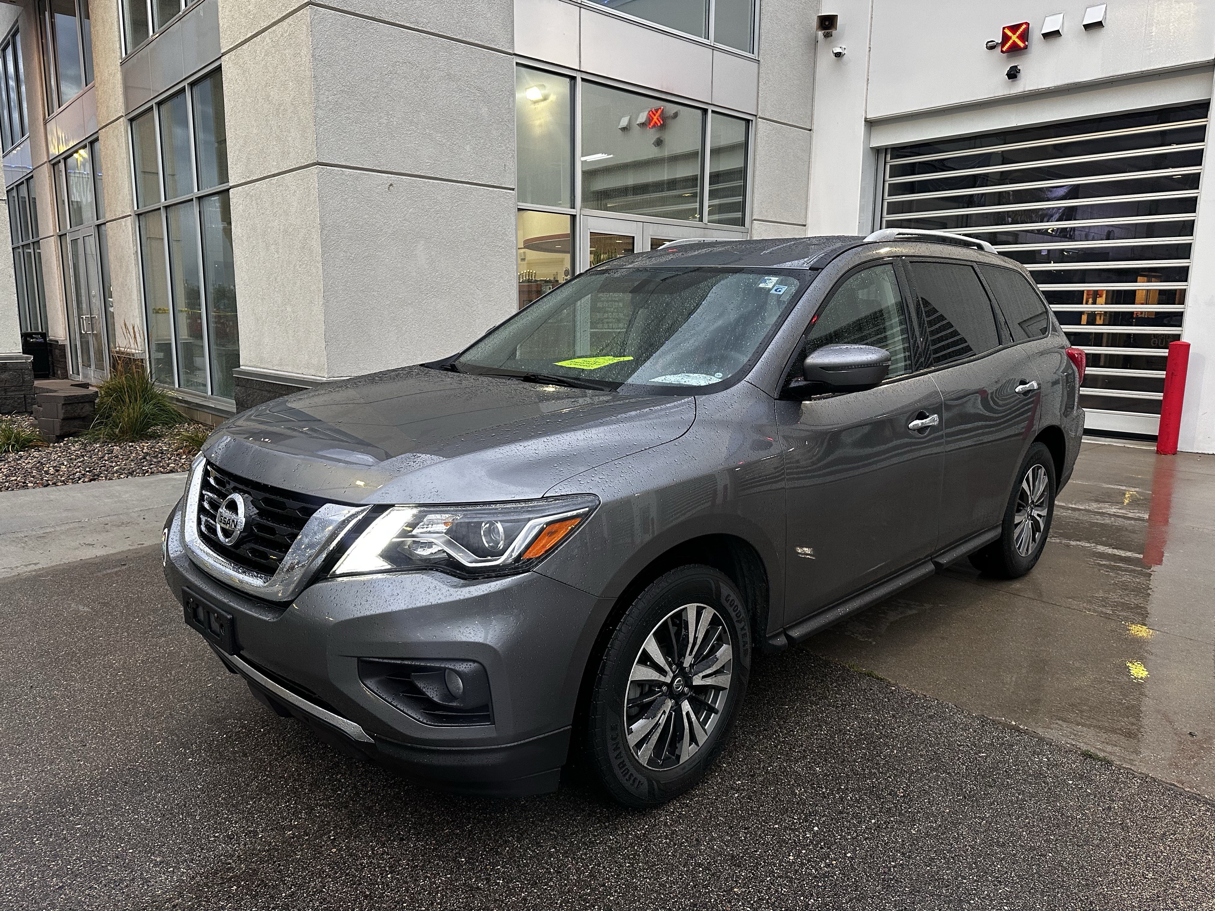 Used 2020 Nissan Pathfinder SV AWD/4WD image 3