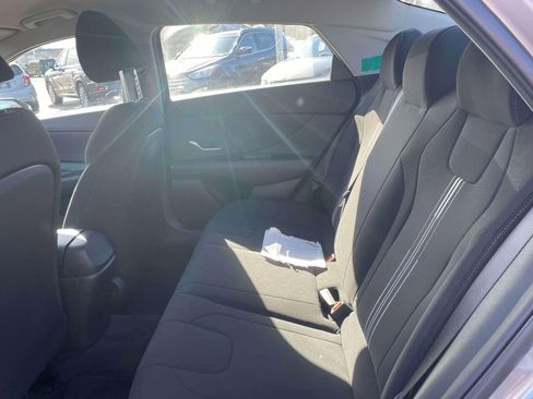 Used 2023 Hyundai Elantra SEL w/ Convenience Package image 12
