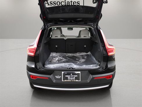 Certified 2025 Volvo XC40 B5 Plus w/ Protection Package Premier image 14