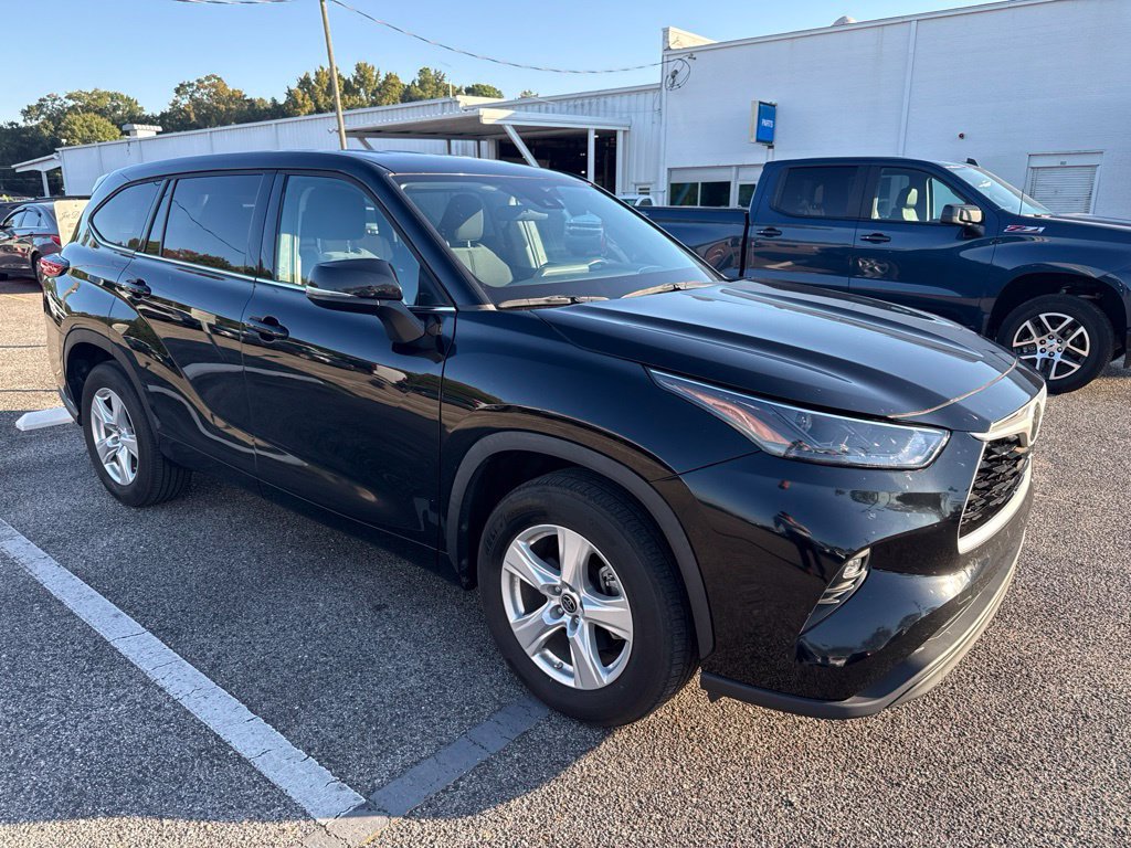 Used 2022 Toyota Highlander LE FWD image 8