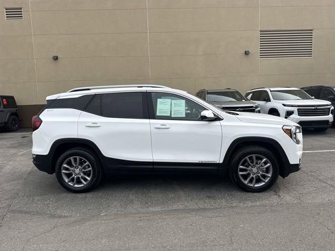 Used 2024 GMC Terrain SLT image 2