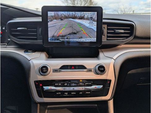Used 2023 Ford Explorer XLT image 24