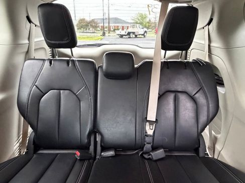 Used 2023 Chrysler Pacifica Touring-L FWD image 18