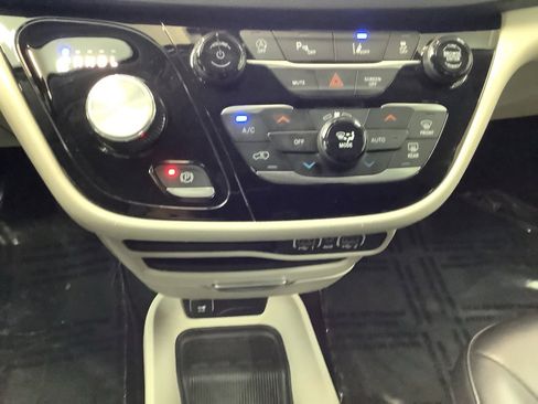 Used 2024 Chrysler Pacifica Touring-L image 21