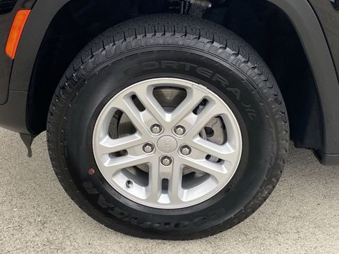 Used 2024 Jeep Grand Cherokee Laredo image 24