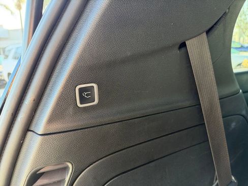 Used 2022 Chrysler Pacifica Limited w/ S Appearance Package image 10