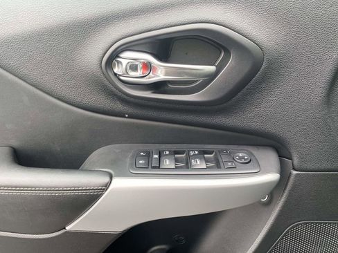 Used 2018 Jeep Cherokee Latitude Plus w/ Comfort/Convenience Group image 18