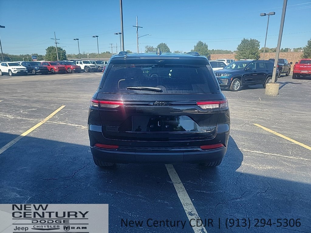 Used 2025 Jeep Grand Cherokee Limited w/ Luxury Tech Group II AWD/4WD image 4