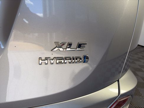 Used 2017 Toyota RAV4 XLE AWD/4WD image 18