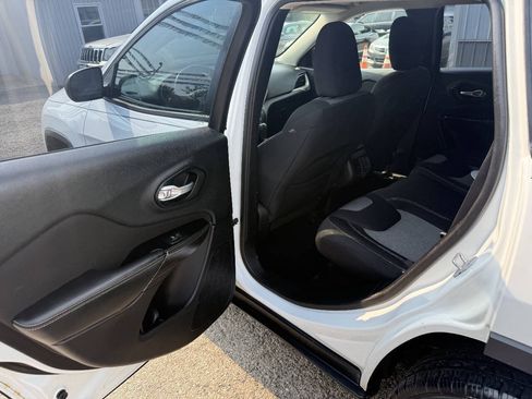 Used 2014 Jeep Cherokee Sport FWD image 9
