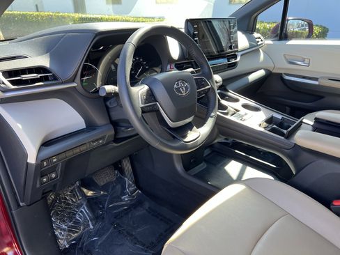 Used 2023 Toyota Sienna XLE image 17