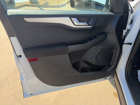 Used 2020 Ford Escape SE image 12