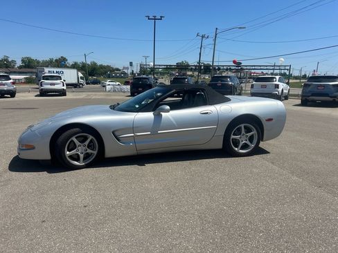 Used 2001 Chevrolet Corvette Convertible w/ Preferred Equipment Group2 RWD image 28
