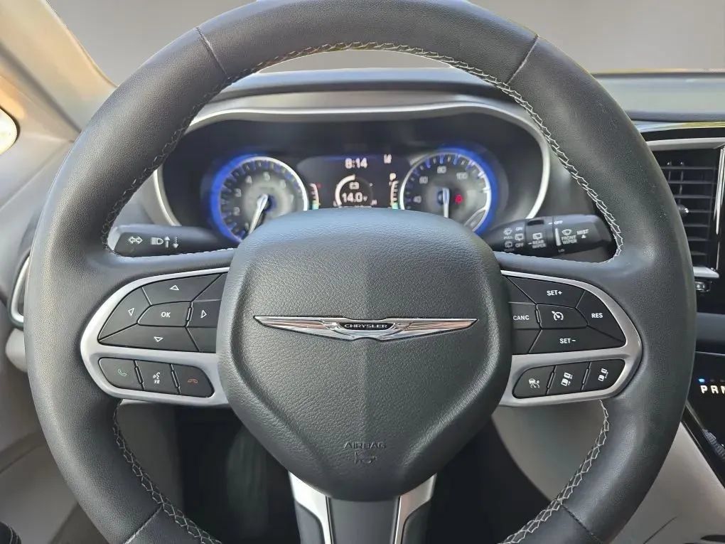 Used 2023 Chrysler Pacifica Touring-L FWD image 15