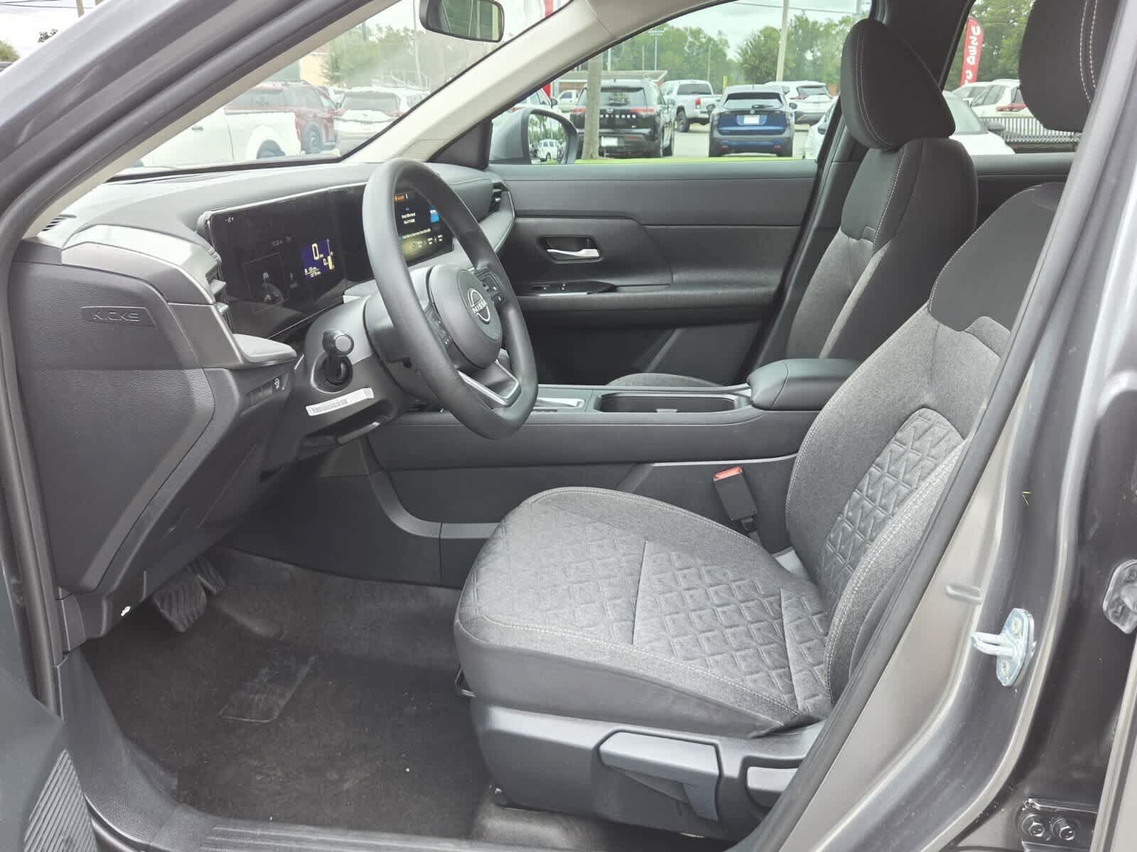 Used 2025 Nissan Kicks SV FWD image 3
