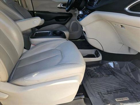 Used 2021 Chrysler Pacifica Touring-L FWD image 21