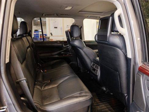 Used 2015 Lexus LX 570 4WD w/ Luxury Package image 32