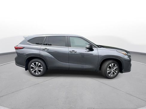 Used 2023 Toyota Highlander XLE FWD image 5