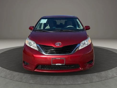 Used 2012 Toyota Sienna LE image 2