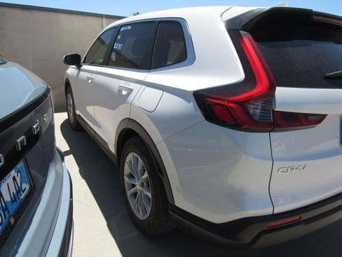 Used 2025 Honda CR-V EX image 4