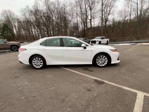 Used 2020 Toyota Camry LE image 14