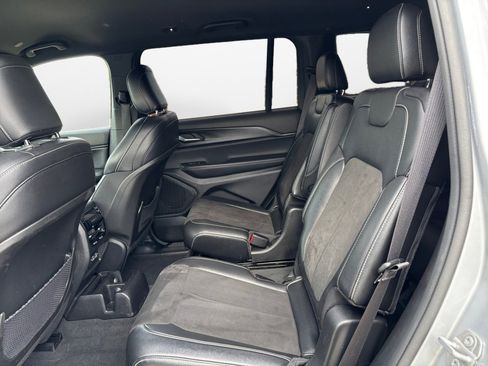 Used 2023 Jeep Grand Cherokee L Laredo image 15