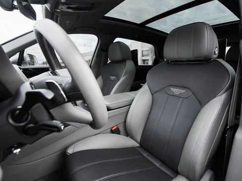 Used 2023 Bentley Bentayga Extended Wheelbase image 42
