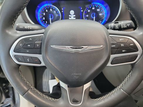 Used 2023 Chrysler Voyager LX image 4