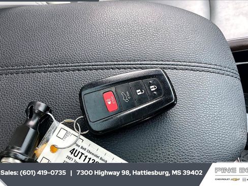 Used 2021 Toyota RAV4 Limited FWD image 9
