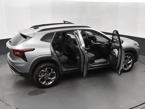 Used 2025 Chevrolet Trax LT FWD image 6