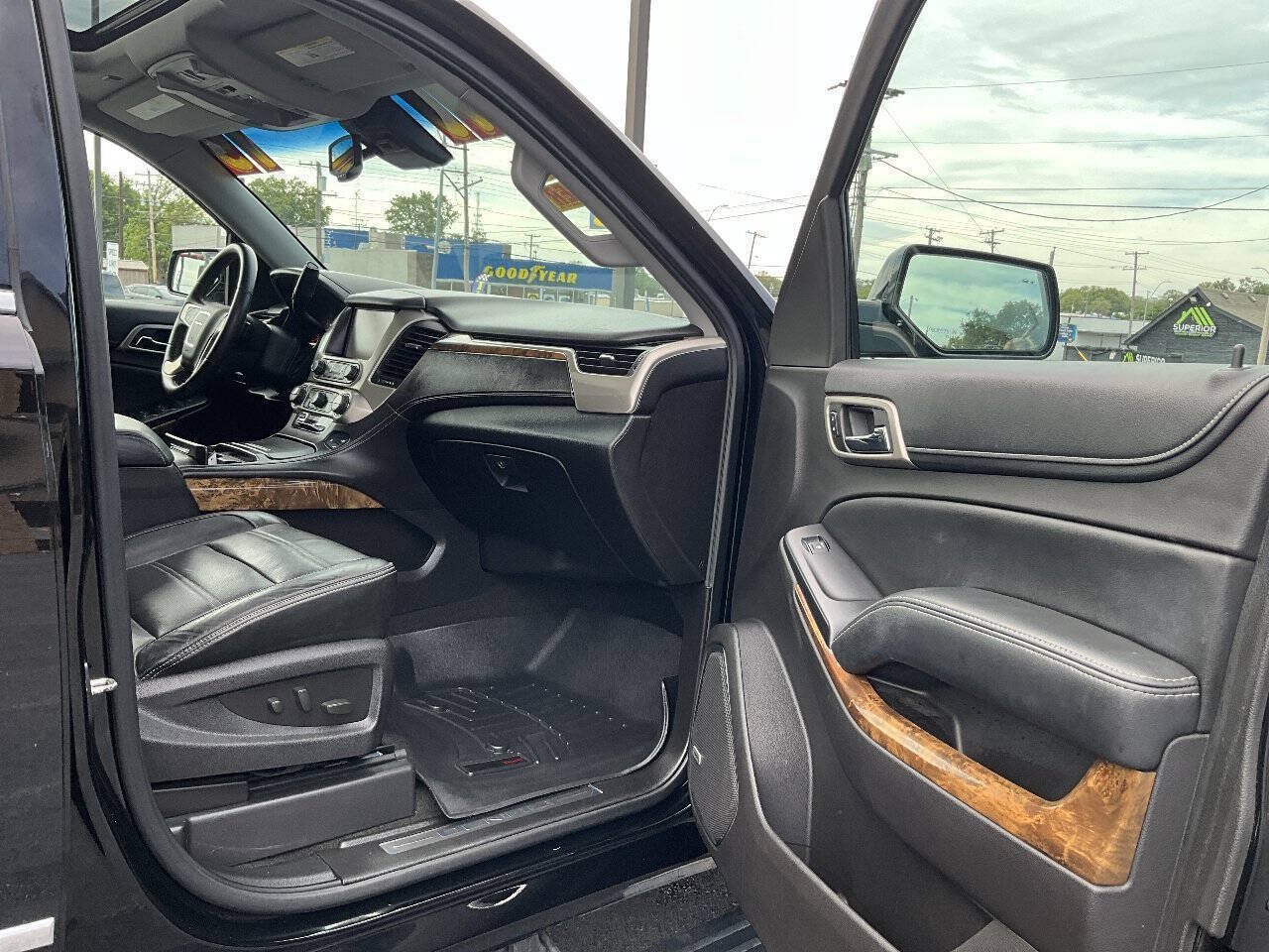 Used 2015 GMC Yukon Denali w/ Premium Package AWD/4WD image 28