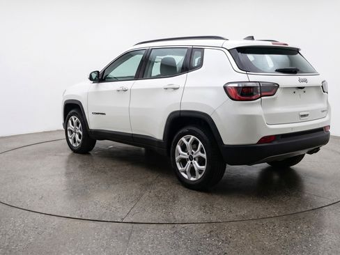 Used 2025 Jeep Compass Latitude AWD/4WD image 6