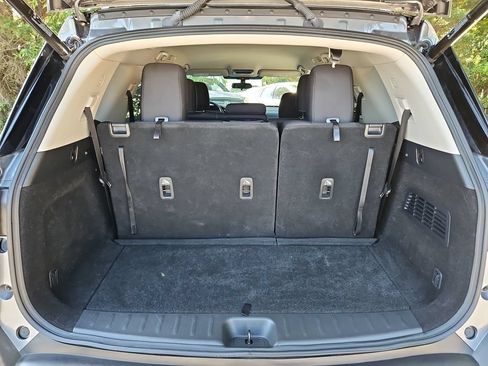 Used 2025 Nissan Pathfinder SV FWD image 31