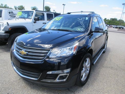 Used 2017 Chevrolet Traverse LT w/ Style and Technology Package FWD image 1
