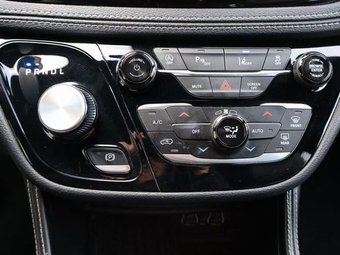 Used 2025 Chrysler Pacifica Limited image 23