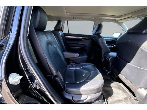 Used 2021 Toyota Highlander Platinum AWD/4WD image 25