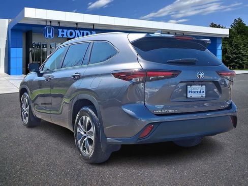Used 2024 Toyota Highlander XLE AWD/4WD image 20