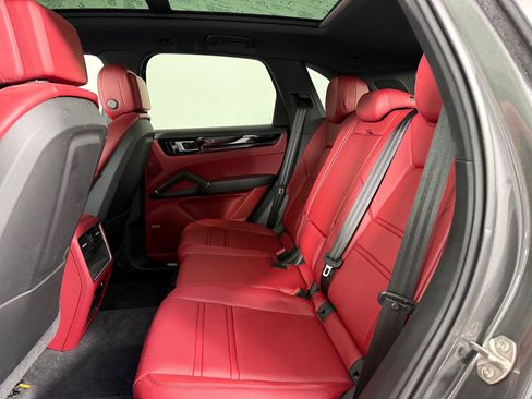 Used 2021 Porsche Cayenne image 18