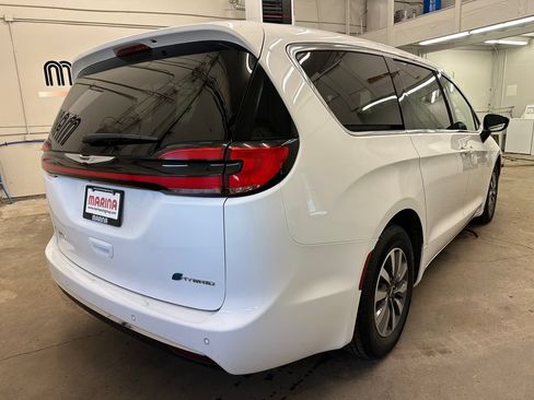 Certified 2024 Chrysler Pacifica Limited FWD image 13