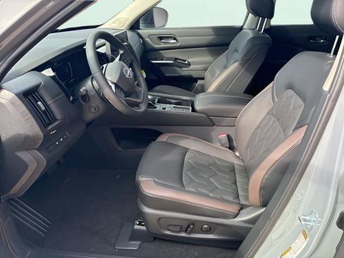 New 2026 Nissan Pathfinder Platinum FWD image 11